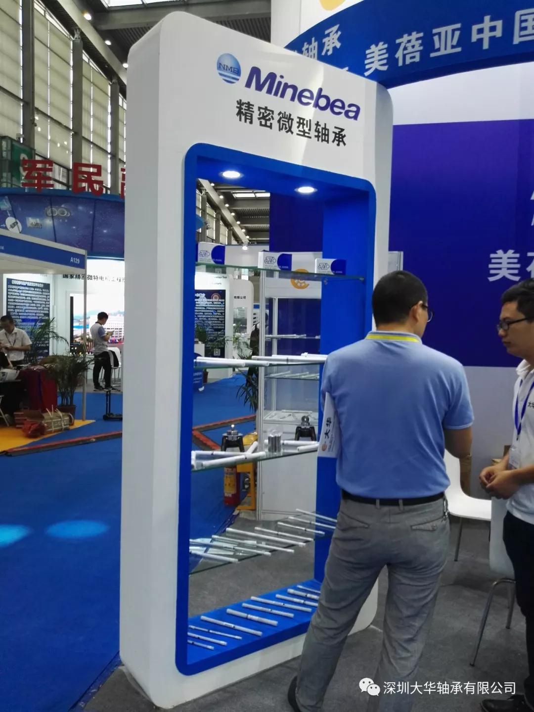客戶在樣品區與大華軸承業務員交談